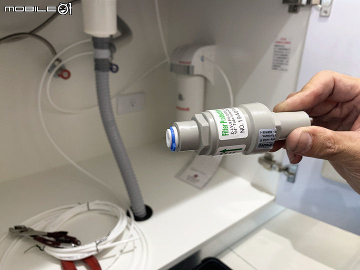 時尚居家~日日喝好水 - 賀眾牌 UV-6702EW-1 超效瞬淨冷熱飲水機 安裝開箱&使用分享