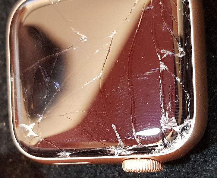 Apple Watch 5 摔落螢幕爆裂 (附圖)