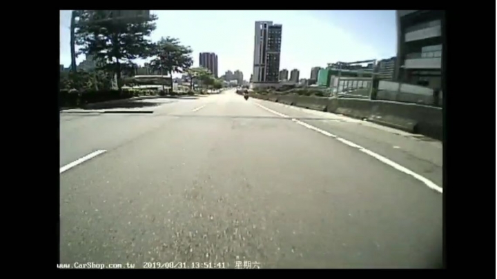 右轉車與騎到路面邊線外機車發生車禍