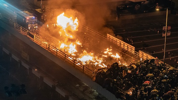 香港理大學生是現代版【八百壯士】，死守四行倉庫，台灣反年改老人應該羞愧