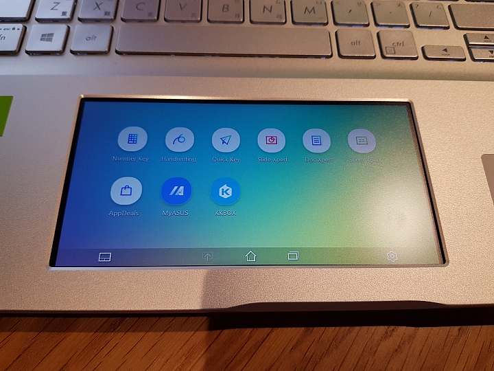 【小宅開箱】ASUS VivoBook S15 S532 上班切歌、回Line不煩惱 秘密的第二螢幕
