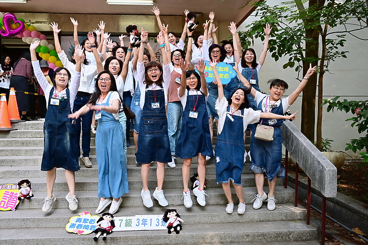 點我看大圖 Z7+14-30mm F4.0 S實拍600多人大合照:高雄女中77級78級畢業30重聚