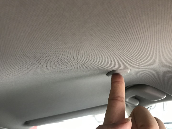 ALTIMA 正副駕駛上頂棚的塑膠片是做什麼？