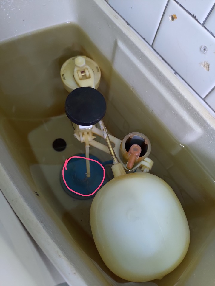 馬桶內壁漏水。