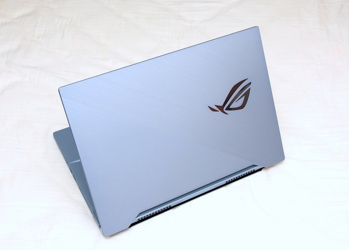亮眼冰河藍 ASUS ROG Zephyrus S 西風之神 GX502GW