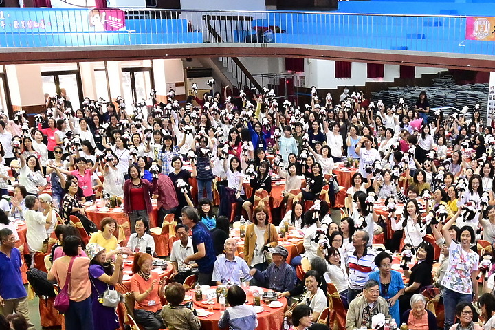 點我看大圖 Z7+14-30mm F4.0 S實拍600多人大合照:高雄女中77級78級畢業30重聚