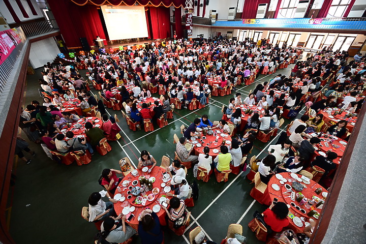 點我看大圖 Z7+14-30mm F4.0 S實拍600多人大合照:高雄女中77級78級畢業30重聚