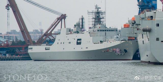 一座座大山相連？中國071和075兩棲艦扎堆。