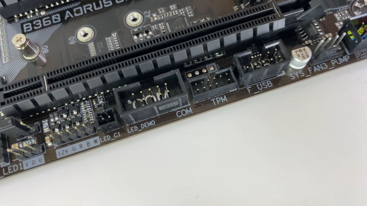 開箱 GIGABYTE 附帶 WiFi 的主機板 B360 AORUS GAMING 3 WIFI