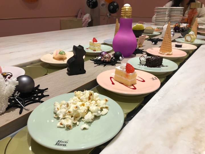 【東京都】只有旋轉壽司不夠看，直擊日本夢幻旋轉甜點吃到飽！原宿MAISON ABLE Cafe Ron Ron