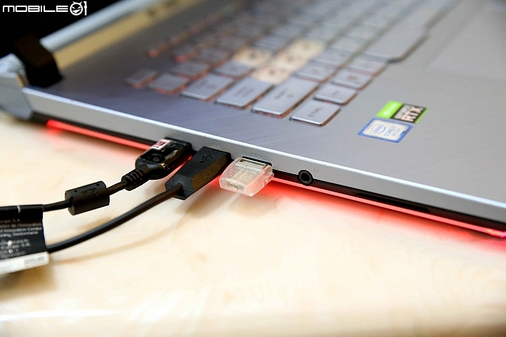 點我看大圖 地方媽媽最愛的ROG Strix G 冰河藍
