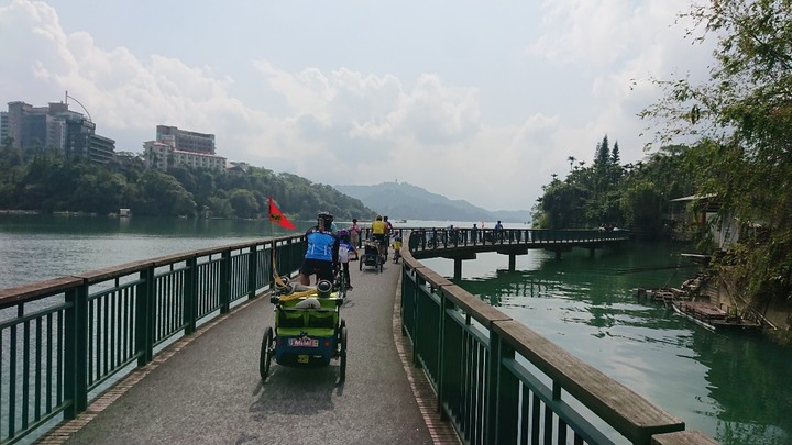 安安爸的拖車日記-史上最大拖車團環日月潭花火節