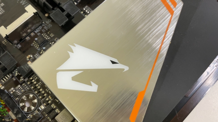 開箱 GIGABYTE 附帶 WiFi 的主機板 B360 AORUS GAMING 3 WIFI