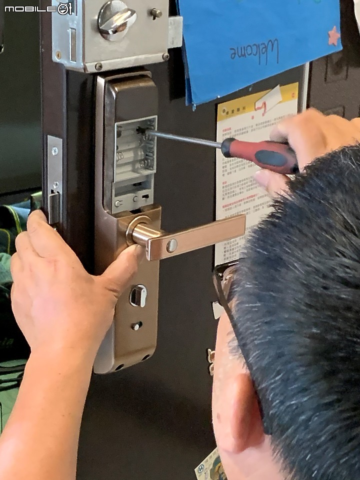 點我看大圖 YALE YDM7116 簡易開箱和安裝