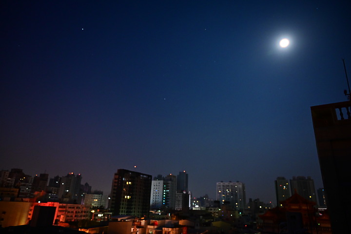 點我看大圖 Z7+Sigma 14mm F1.8冬天銀河在車城台一線旁