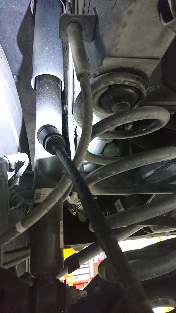 點我看大圖 CX5後避震器漏油