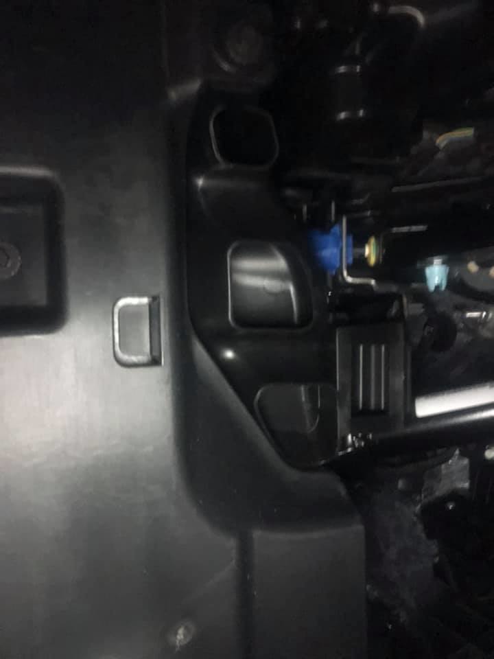 Focus  Stline 方向盤底下的護板被拿掉了?