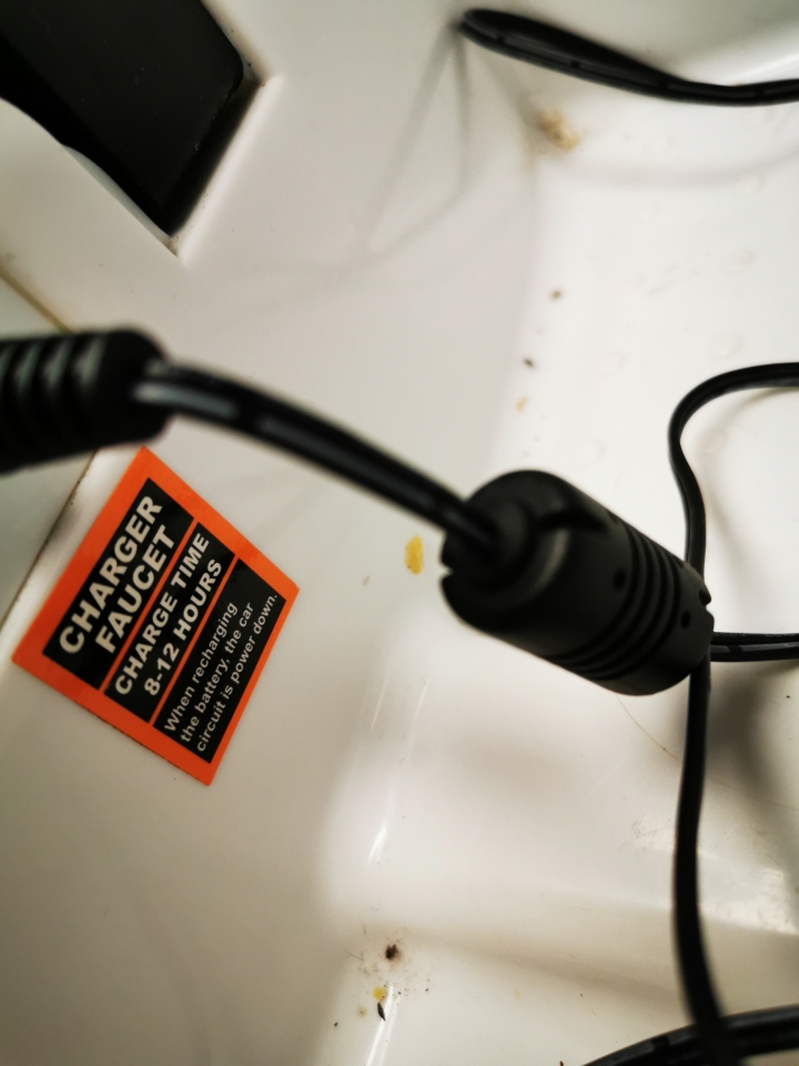 這種玩具車充電充不進去該如何處理？