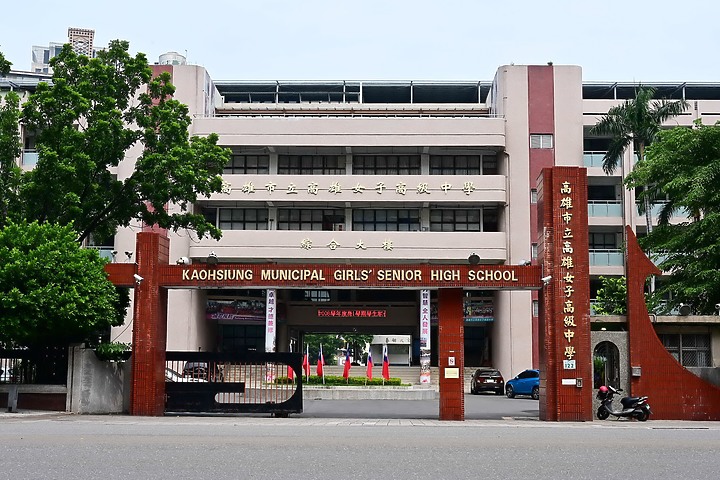 點我看大圖 Z7+14-30mm F4.0 S實拍600多人大合照:高雄女中77級78級畢業30重聚