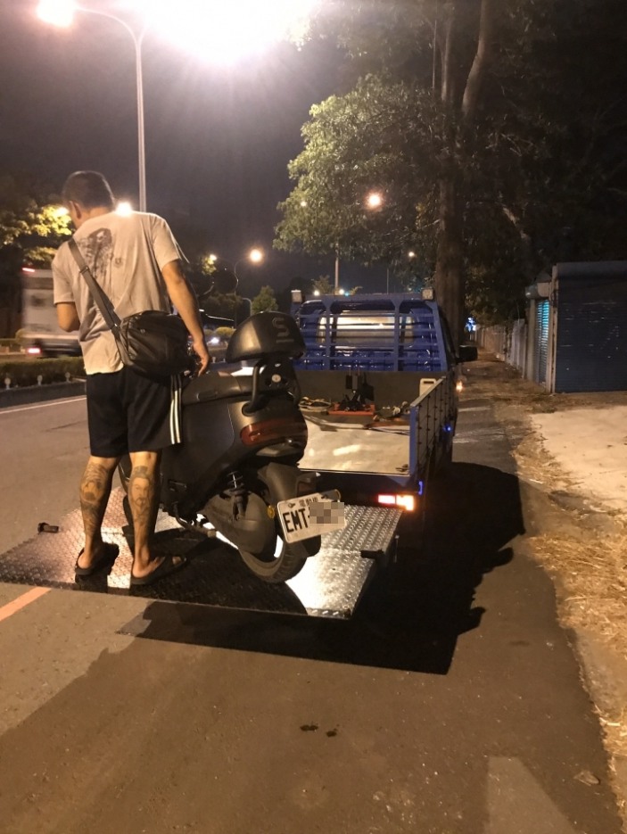 「最扯理由！10個月新車，騎到一半加油門突然變倒退，Gogoro判定：一切皆因換阿波羅頭燈、測速器所致！加油門突然變倒退，要求整組馬達換掉，不出保開價2萬3！」