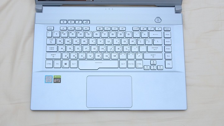 亮眼冰河藍 ASUS ROG Zephyrus S 西風之神 GX502GW