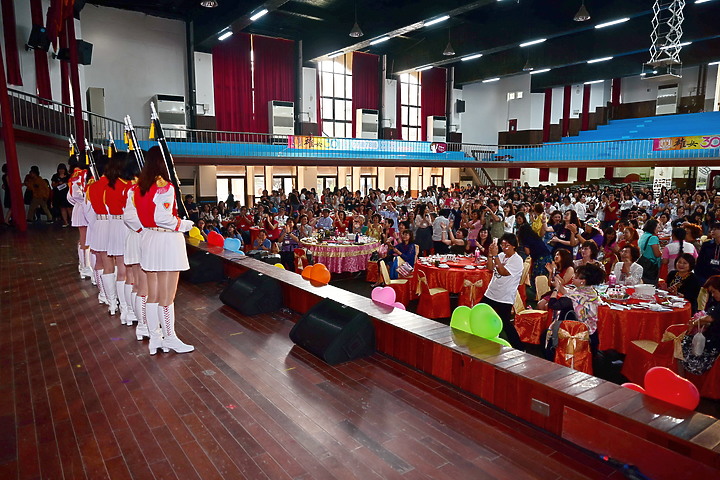 點我看大圖 Z7+14-30mm F4.0 S實拍600多人大合照:高雄女中77級78級畢業30重聚