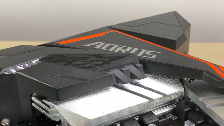 開箱 GIGABYTE 附帶 WiFi 的主機板 B360 AORUS GAMING 3 WIFI