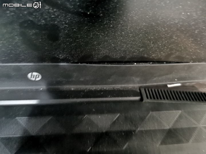 HP Pavilion Gaming 15-cx0095tx 轉軸有問題導致面板分離災情
