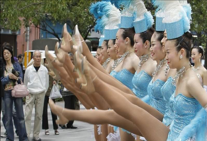 日本，東京：舞蹈演員在秋葉原廣場表演腳踢舞  2010年5月10日