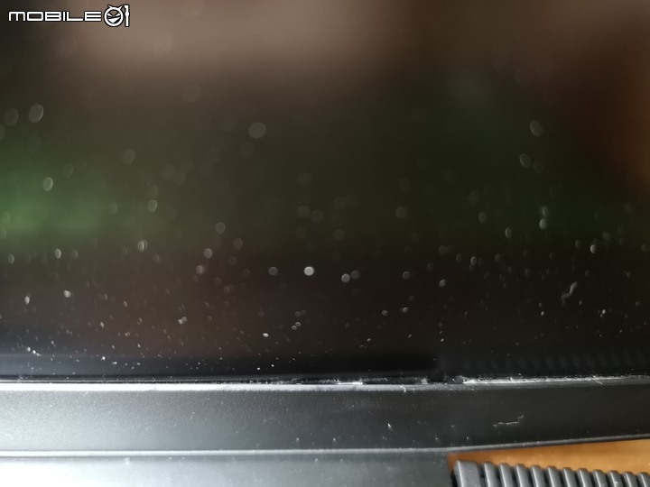 HP Pavilion Gaming 15-cx0095tx 轉軸有問題導致面板分離災情