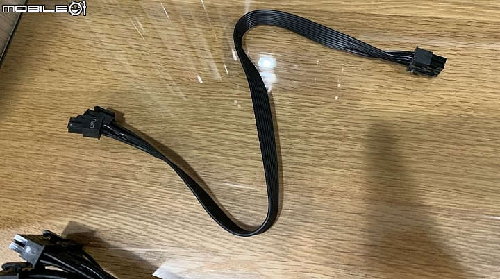 點我看大圖 <微開箱> 跟機動戰士鋼彈無關的全漢SFX 550W小PSU金鋼彈