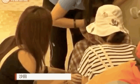 曱甴用假血抹黑警察的證據視頻!又是一組化妝師和演員,用血漿包栽贓警察!業務挺純熟,可惜一切都被攝像機記錄了下來