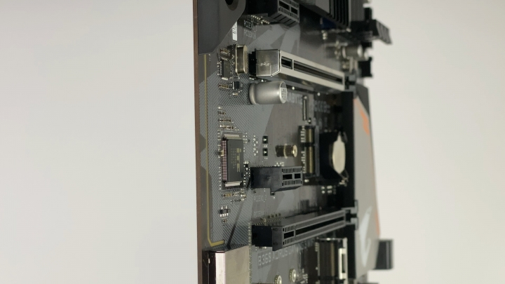 開箱 GIGABYTE 附帶 WiFi 的主機板 B360 AORUS GAMING 3 WIFI