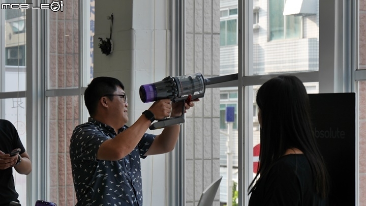 擁有 Dyson V11 讓你變身家事達人_ Mobile01 高雄場