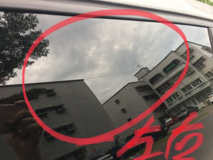膠合玻璃氣泡問題有車友也有遇到嗎？