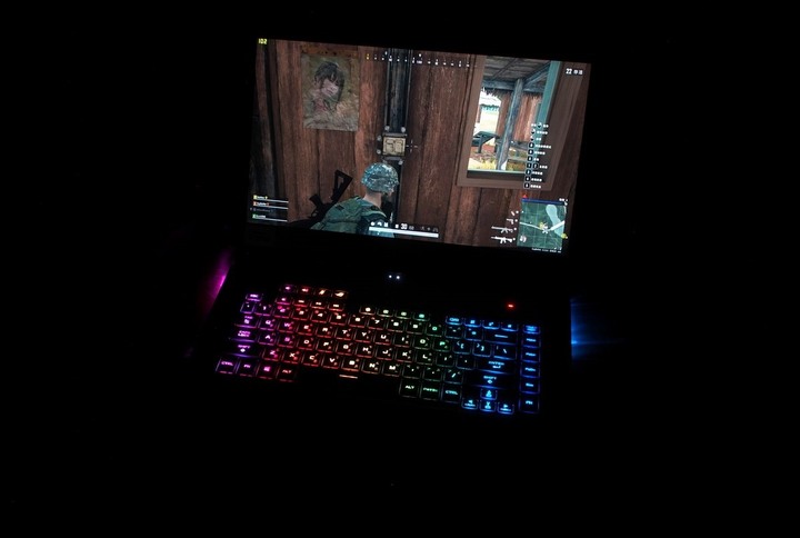 亮眼冰河藍 ASUS ROG Zephyrus S 西風之神 GX502GW