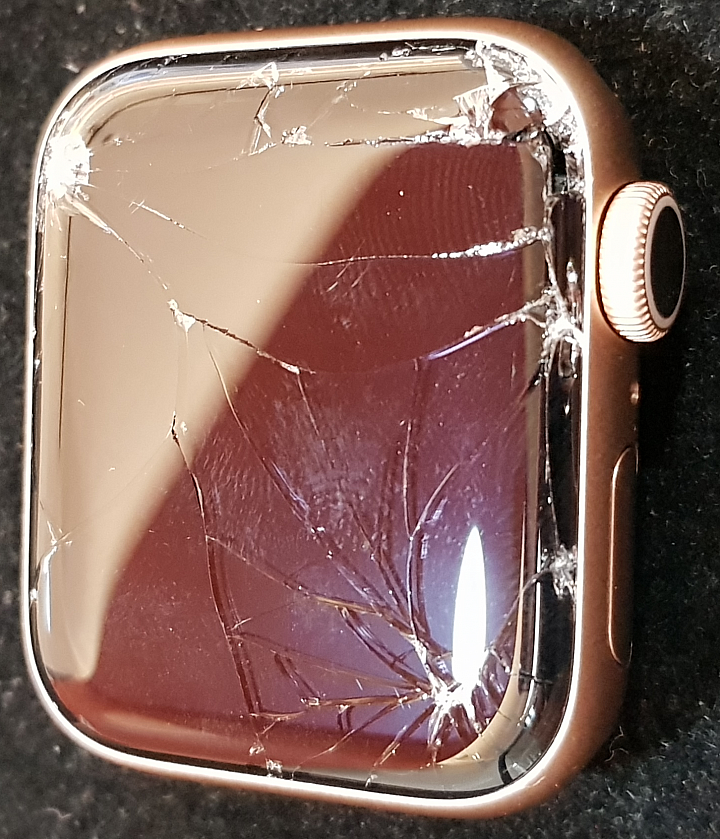Apple Watch 5 摔落螢幕爆裂 (附圖)