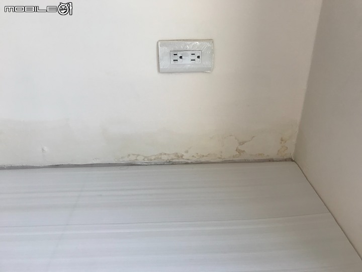 牆壁泛黃斑