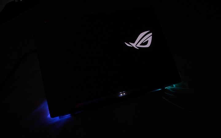 亮眼冰河藍 ASUS ROG Zephyrus S 西風之神 GX502GW