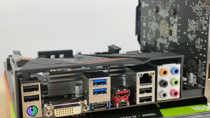 開箱 GIGABYTE 附帶 WiFi 的主機板 B360 AORUS GAMING 3 WIFI