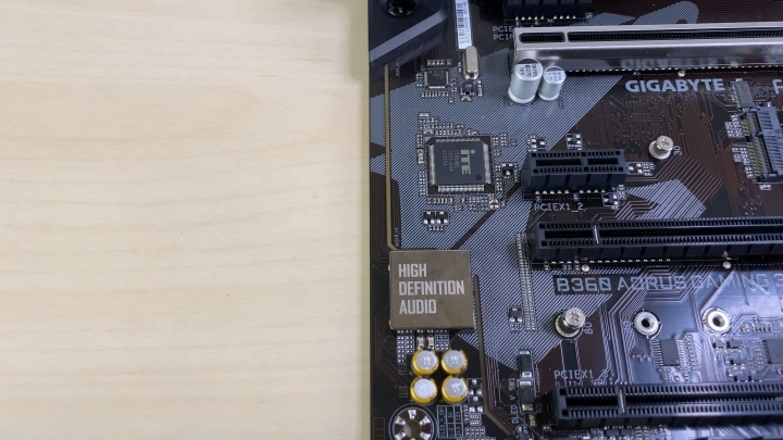 開箱 GIGABYTE 附帶 WiFi 的主機板 B360 AORUS GAMING 3 WIFI