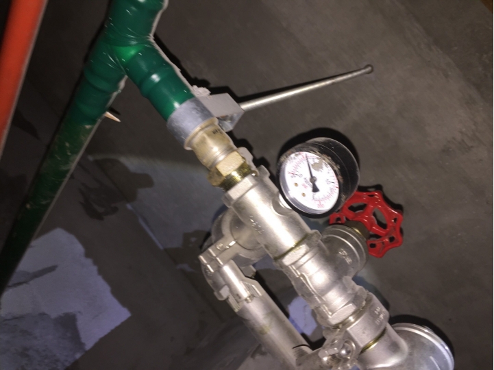 請問開水有水垂現象該調整哪一個減壓閥？