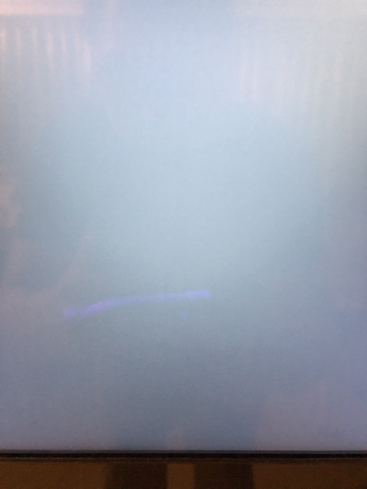 今天剛剛入手aoc65吋 發現螢幕有一條瑕疵？