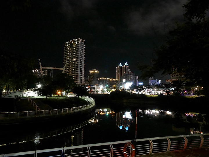 高雄市 三民區 愛河之心 — 令人醉心的璀璨光影湖景