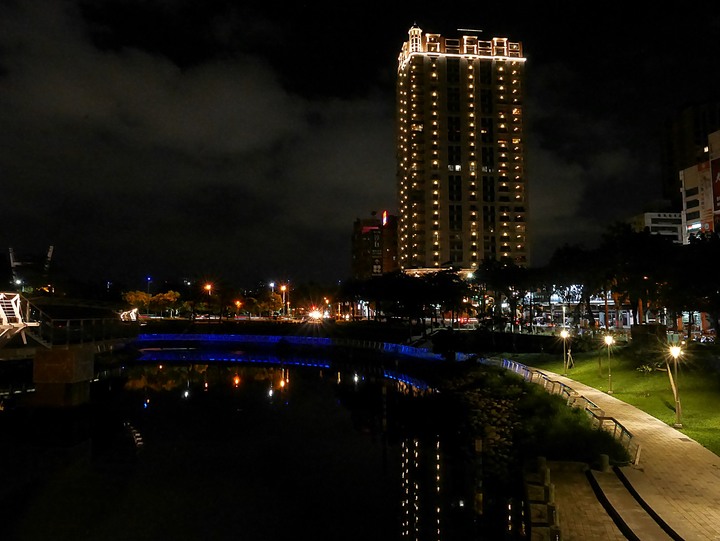 高雄市 三民區 愛河之心 — 令人醉心的璀璨光影湖景