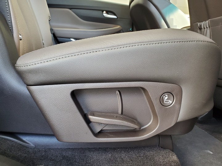 [靜態賞車] 進口身份的第4代Hyundai Santa Fe 5+2七人座休旅 大地銅色