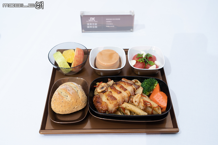 再創標竿！ 星宇航空機上餐飲與服務備品正式揭幕！