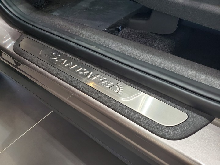 [靜態賞車] 進口身份的第4代Hyundai Santa Fe 5+2七人座休旅 大地銅色