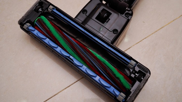 首次使用無線吸塵器，萬年灰塵退散！