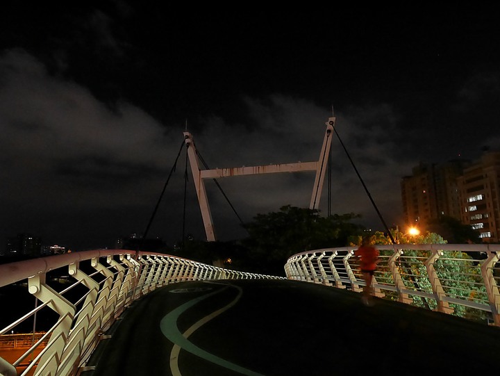 高雄市 三民區 愛河之心 — 令人醉心的璀璨光影湖景